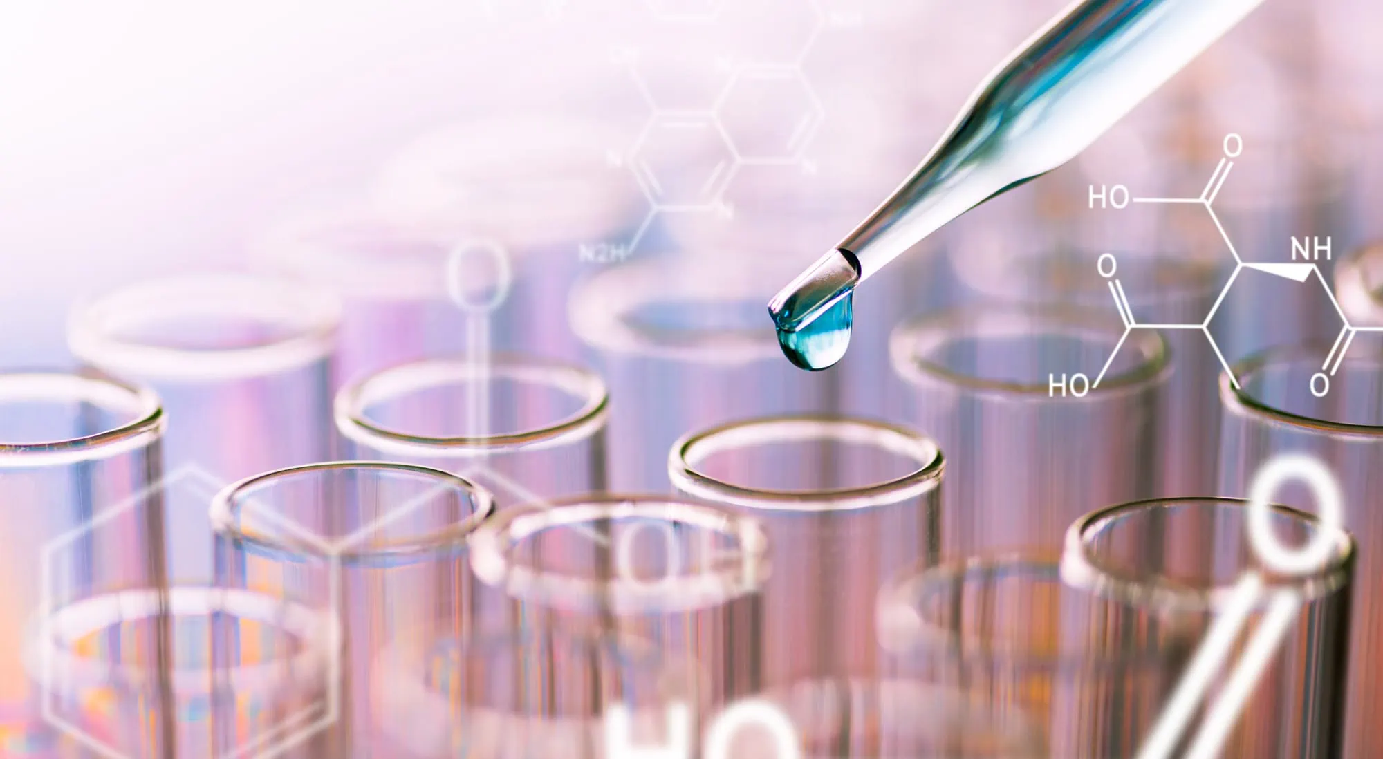 Nahaufnahme der Pipettentropfenden Chemikalie im Reagenzglas im Labor