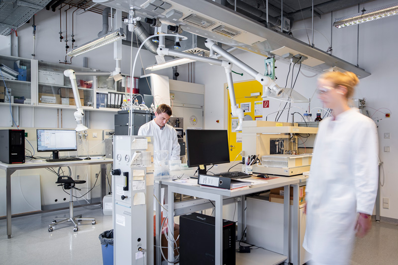 Ein Laborraum mit vielen Apperaten, Monitoren, Teststationen etc.
