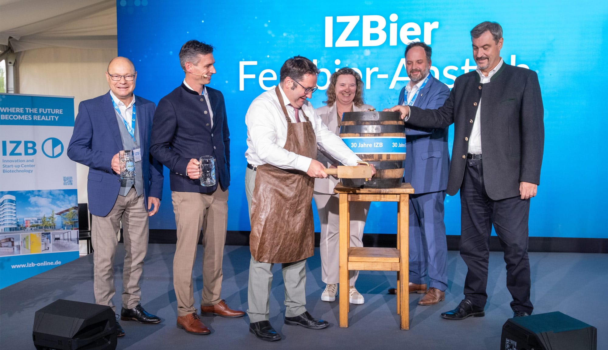 Bieranstich bei der 30 Jahr Feier des IZB