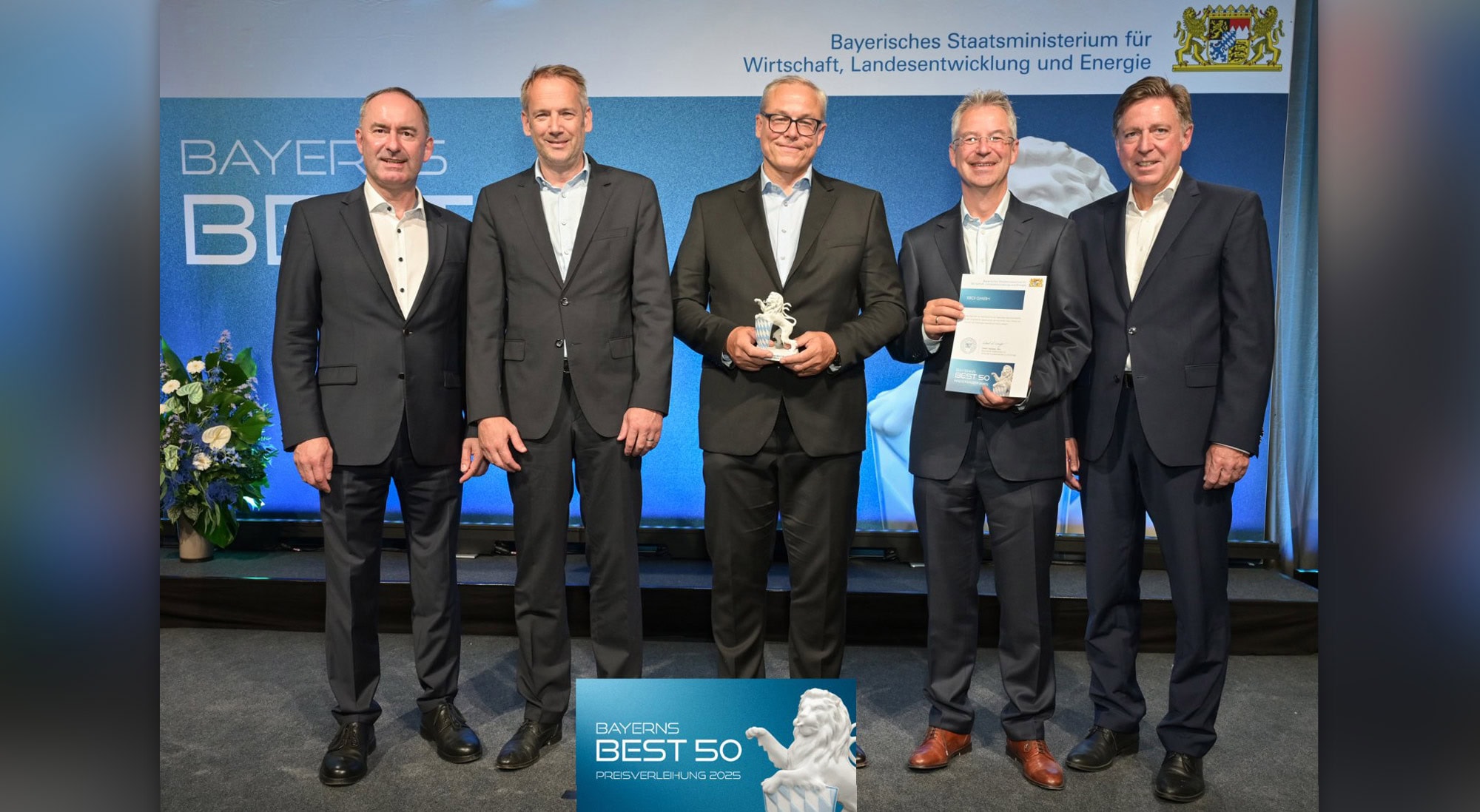 Wirtschaftsminister Hubert Aiwanger überreicht ibidi-Geschäftsführern Dr. Valentin Kahl und Dr. Roman Zantl den Staatspreis „Bayerns Best 50“ im Schloss Schleißheim.