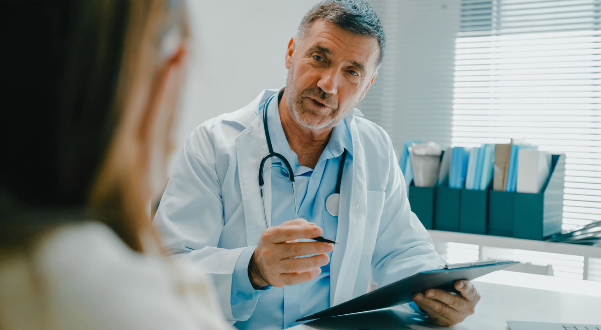 Arzt behandelt Patient