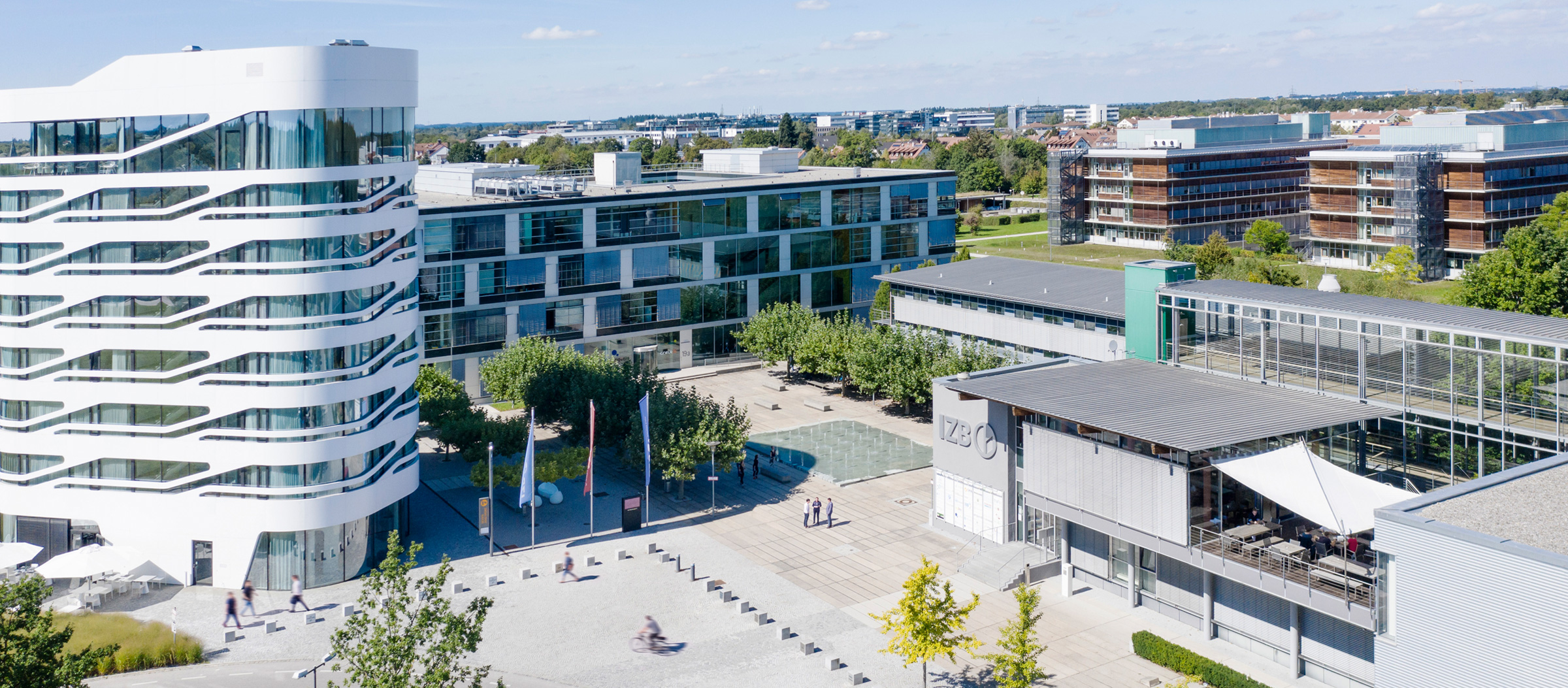 Der IZB-Campus von leicht schräg oben, links das Campushotel